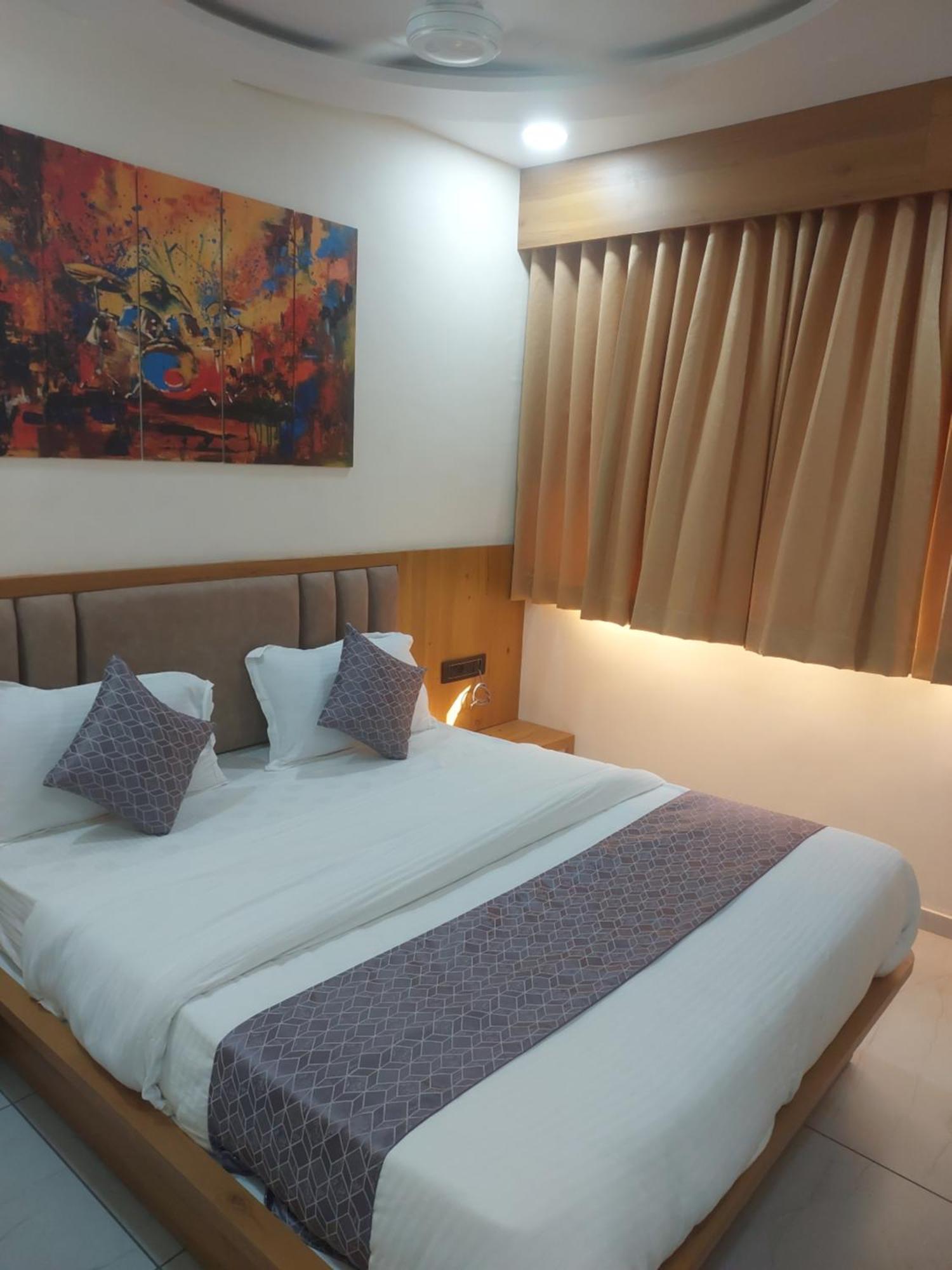 Hotel R K Villa 아흐메다바드 외부 사진